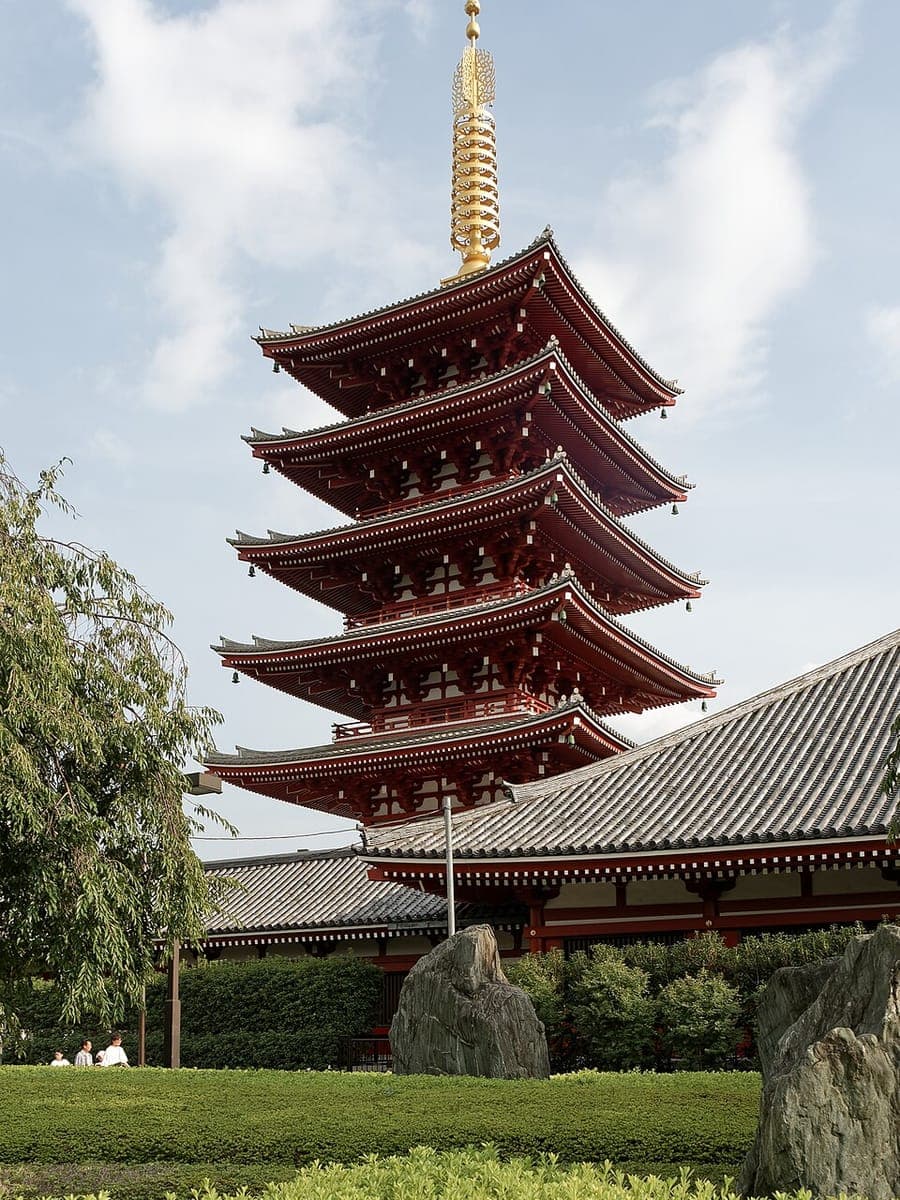 La pagoda de cinco pisos del templo Sensō-ji, en Asakusa (Tokio)