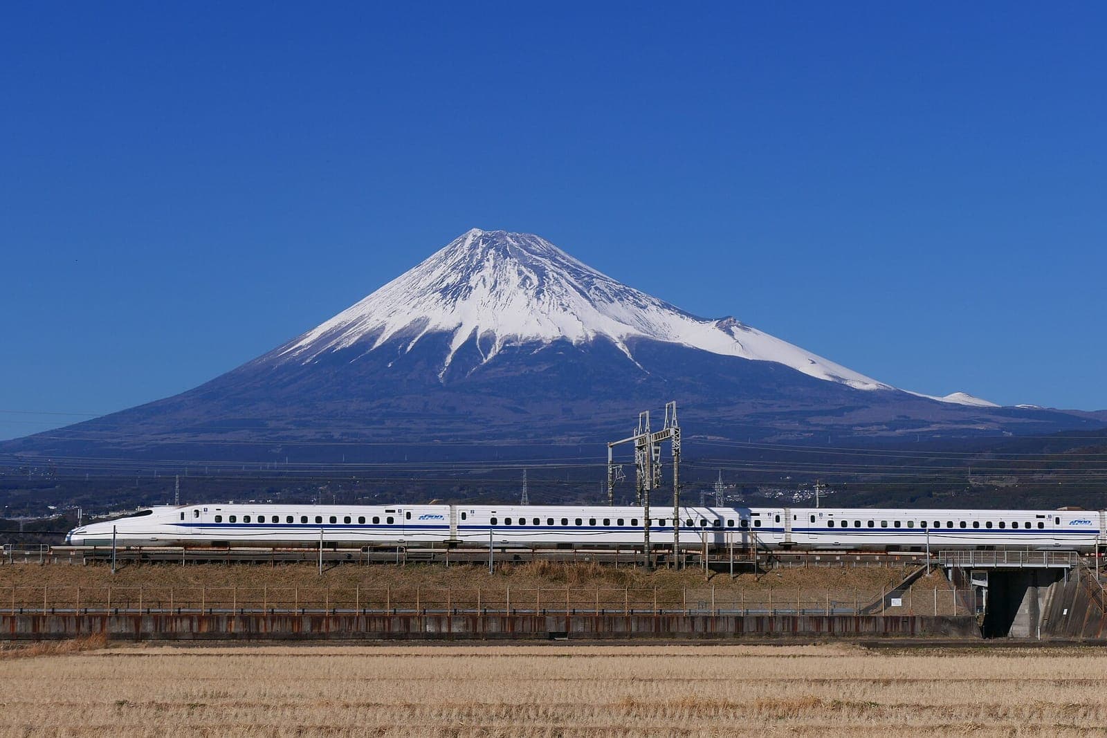 Un tren bala (shinkansen) pasa frente al monte Fuji nevado