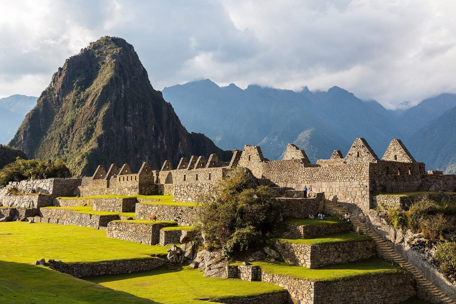 Las terrazas y casas de piedra de Machu Picchu, con el Huayna Picchu detrás