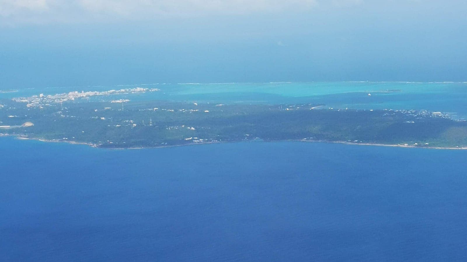 La isla de San Andrés vista desde el avión, con el pueblo y los arrecifes de color turquesa